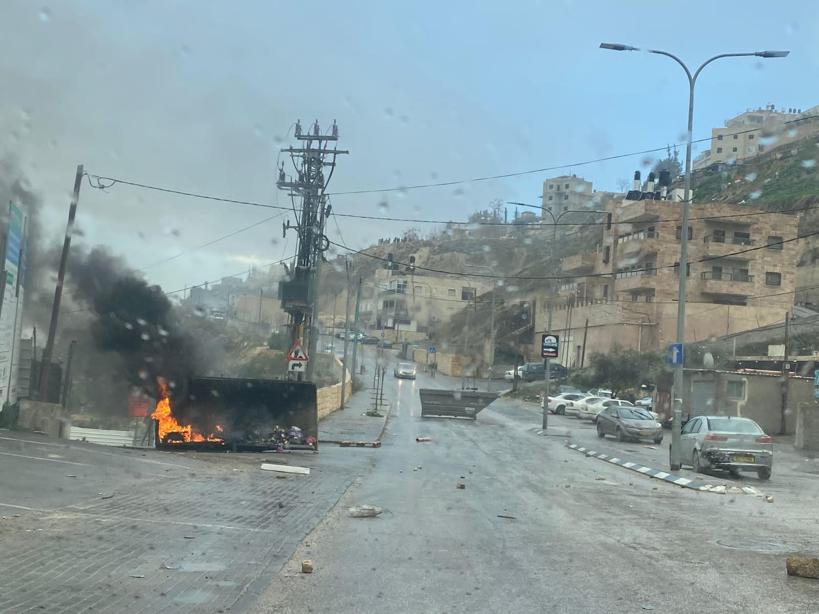 شبان يغلقون شوارع جبل المكبر للتصدي لجرافات الهدم